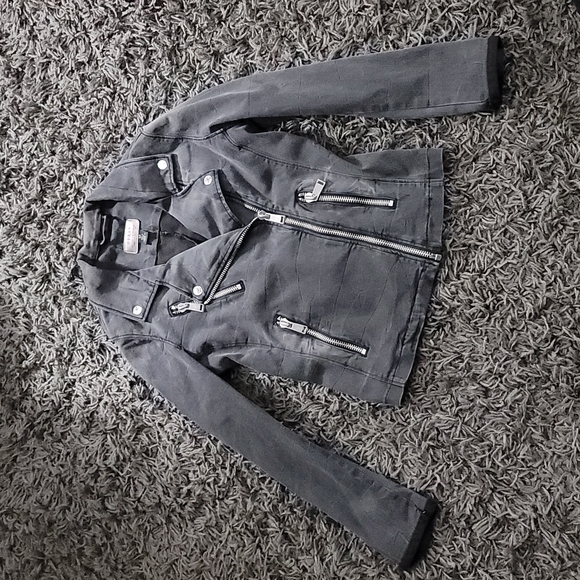 Guess Jackets & Blazers - 🥰Woman Size Sm Jean Jacket🥰